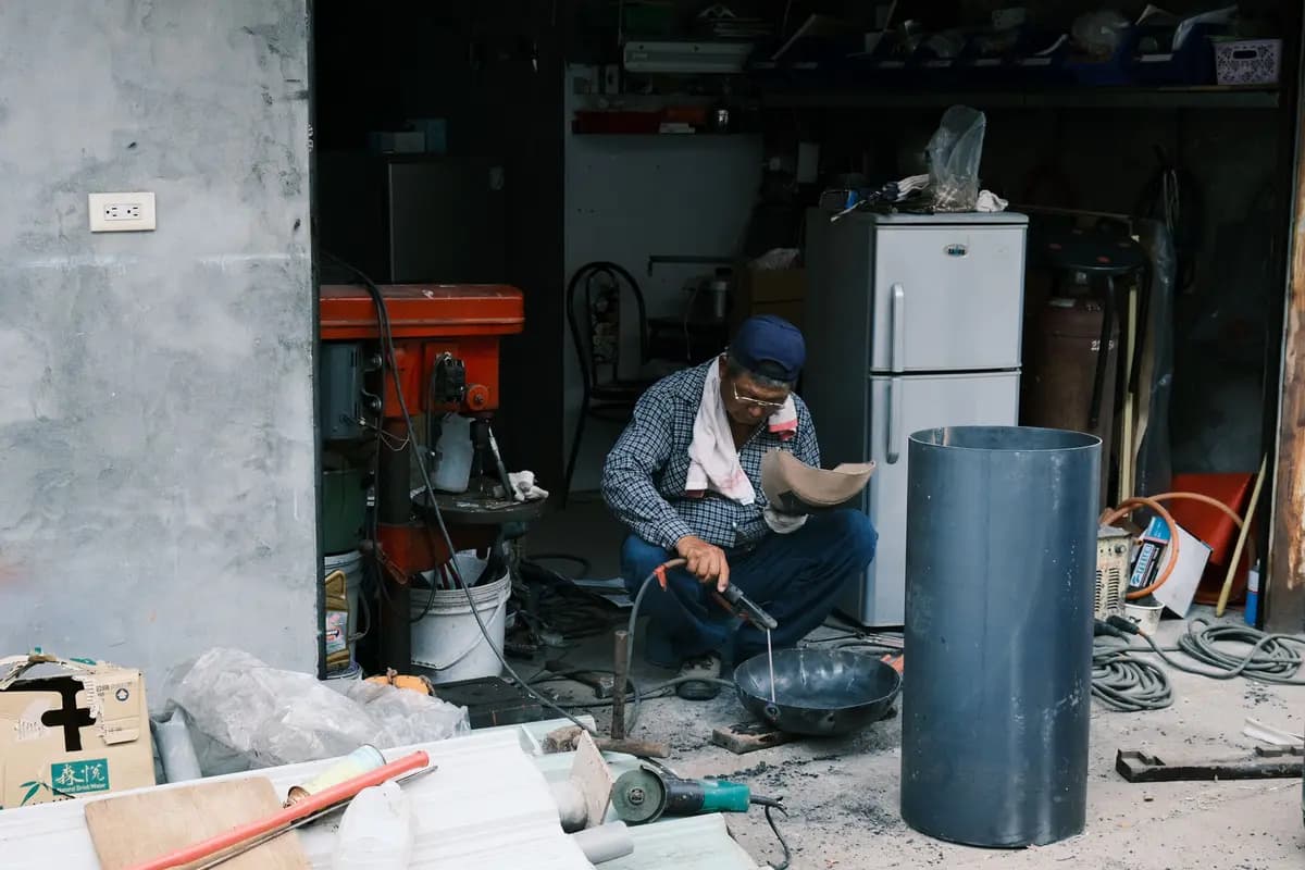 técnico fazendo conserto de geladeira em bancada de assistência técnica